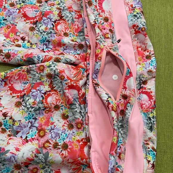 Lululemon Run: Inspire Crop II Luxtreme
Flowabunga - Picture 4 of 7